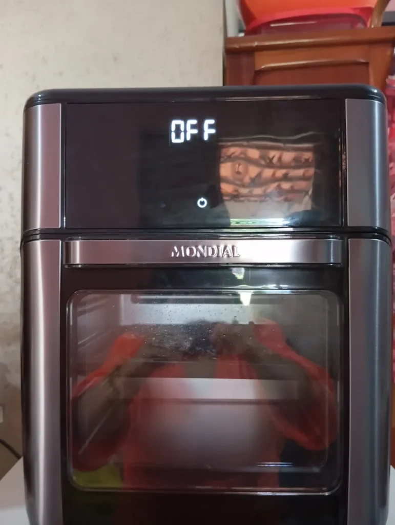 Painel digital da Fritadeira Mondial 12L exibindo a mensagem "OFF" após finalizar o preparo de uma receita.