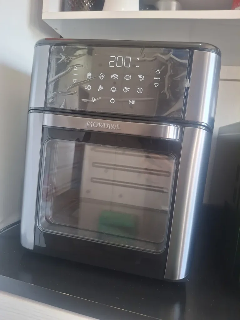 Visão frontal da Air Fryer Oven Mondial 12L a 190°C, destacando o acabamento elegante em preto e prata.