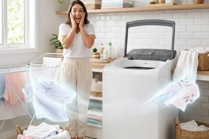 Mulher sorridente com sua nova maquina de lavar brastemp BWK13AB